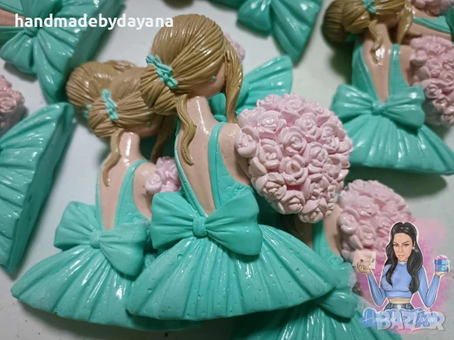 Подаръци за гости - момиче с букет