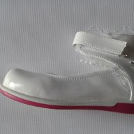  Бели, лачени обувки  за момиче, елегантни, ортопедични с лепенка, снимка 6 - Детски маратонки - 9767318