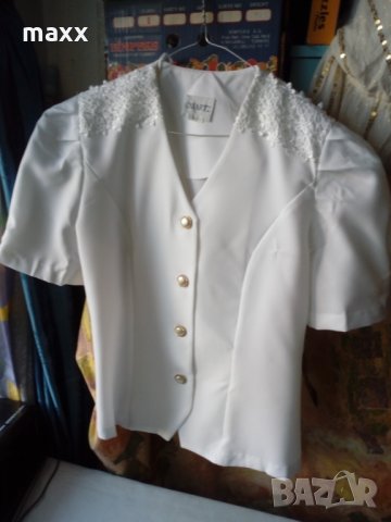 Леко бяло дамско сако с бродерия на раменете Quartz с къс ръкав, снимка 2 - Сака - 24445942