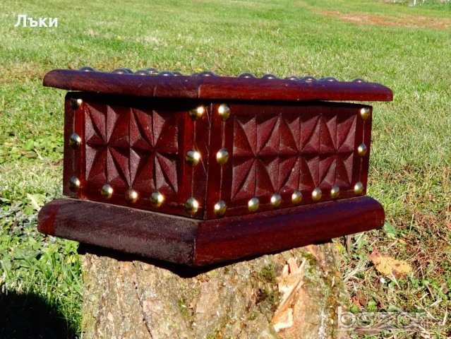 Кутия за бижута от масивно дърво,месингов обков.