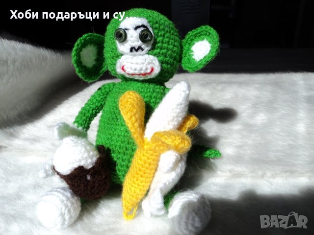 Маймуна с банан и кокосов орех