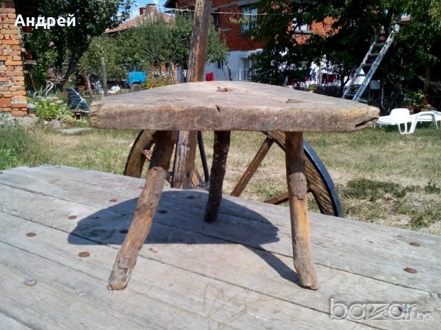 Старинно трикрако столче