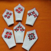 Ръчно бродирани копринени кърпички - български мотиви - 4 вида, снимка 4 - Шапки - 22242551