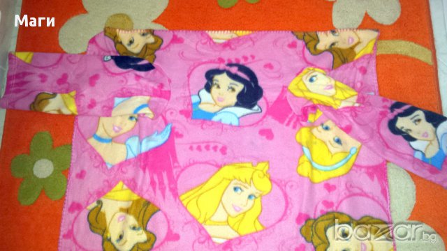 Поларено одеало с ръкави "Принцеси", снимка 3 - Спално бельо и завивки - 12589888