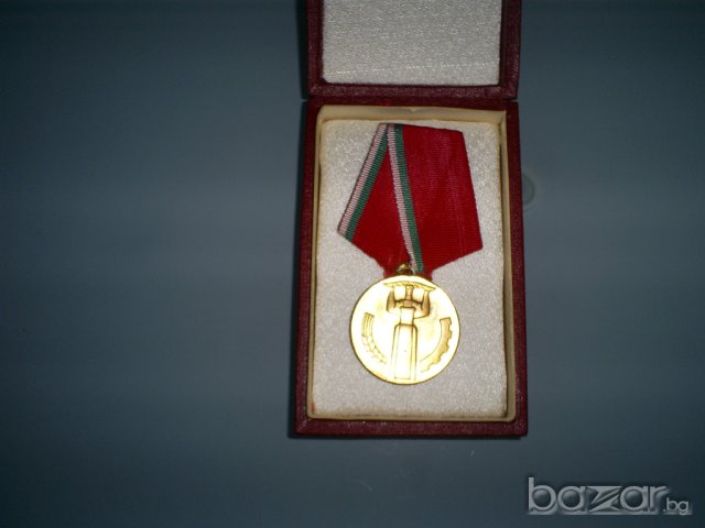 Юбилеен медал 25 години народна власт с кутия