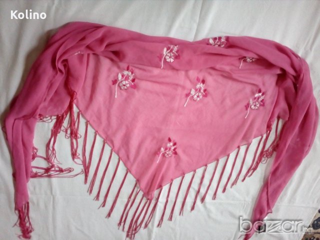 Ефирен дамски шал триъгълен, св. циклама с бяла бродерия, ”BIJOUX TERNER”, Индия, снимка 4 - Шапки - 21000349