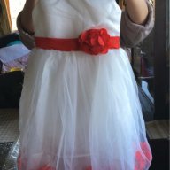 детска дълга  бяла официална рокля с червени листенца роза и коланче, снимка 3 - Детски рокли и поли - 16300506