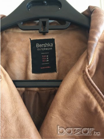 Дамско кожено яке BERSHKA оригинал, size M, с вата, екокожа, карамелено, златни ципове, като ново!!!, снимка 3 - Якета - 17746865