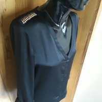 Черна блуза сатен с декорация на раменете Н&М М/Л, снимка 2 - Ризи - 25644600