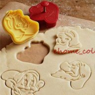 Снежанка и Седемте джуджета 4 форми с бутало и релеф резец украса сладки торта фондан и др, снимка 3 - Форми - 18428339