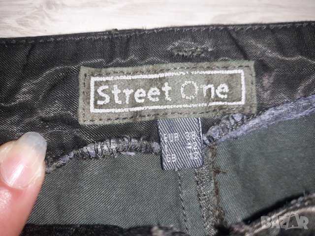 Спортен лъскав панталон маслено зелен марка Street ONE, снимка 3 - Панталони - 23419032