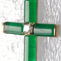 Позлатен кръст със зелен авантюрин, снимка 2 - Колиета, медальони, синджири - 21175027