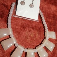 Нов комплект от обеци от стомана с естествен камък розов кварц и колие в цвят слонова кост , снимка 2 - Обеци - 25379115