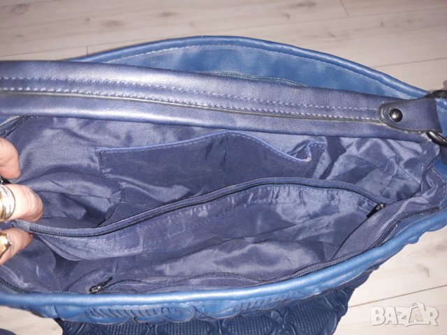 Голяма тъмносиня кожена чанта с къси дръжки , снимка 3 - Чанти - 23623790