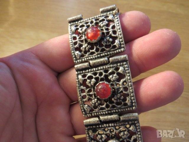 Старинна възрожденска бронзова гривна 1760 - 1878г с красиви орнаменти  и червени камъни, снимка 3 - Антикварни и старинни предмети - 26124578