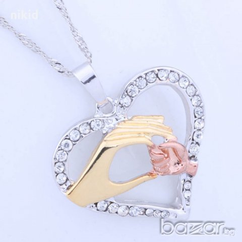 Подарък нежно дамско колие сърце с майчина и детска бебешка ръка микс сребърна баня и златиста, снимка 6 - Колиета, медальони, синджири - 18395747