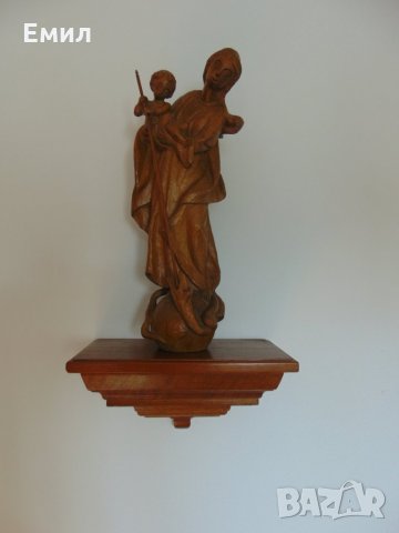 Голяма религиозна дървена статуя