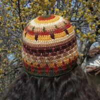 Плетена шапка ,,Горска песен" - индианска мандала техника, снимка 5 - Шапки - 24605487