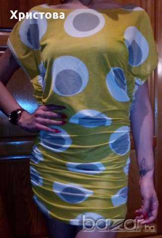 Драпирана жълта туника-рокля на кръгове без ръкав.