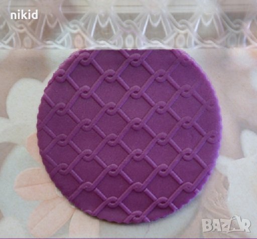 Сплетени квадратчета мрежа форми Прозрачна релефна текстурна точилка за фондан украса торта сладки, снимка 1