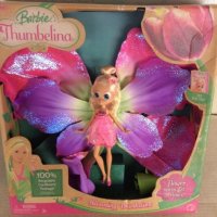 Колекционерска Barbie Blooming Thumbelina 2008 г , снимка 17 - Кукли - 23111432