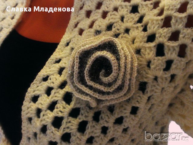 Елегантна жителка в цвят екрю със зелена роза, снимка 6 - Жилетки - 14792513