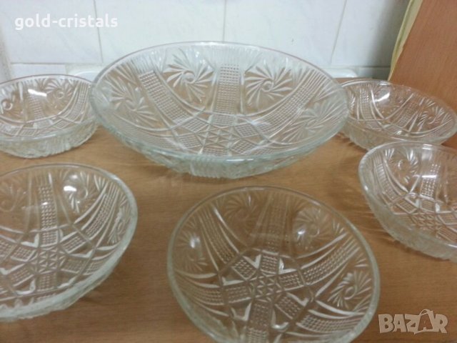 стари стъклени купички и купа 