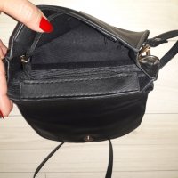 Малка черна кожена чанта с капси  с дълга дръжка , снимка 3 - Чанти - 23624146