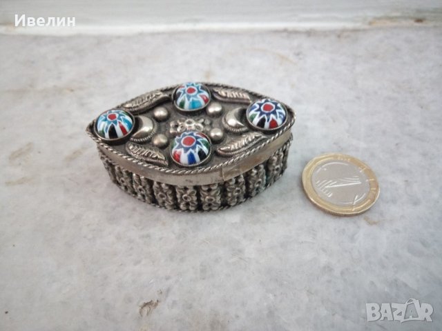 стара посребрена метална кутийка