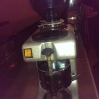 Продавам професионална италианска кафемелачка , снимка 2 - Обзавеждане за заведение - 19907112