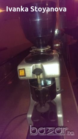 Продавам професионална италианска кафемелачка , снимка 2 - Обзавеждане за заведение - 19907112