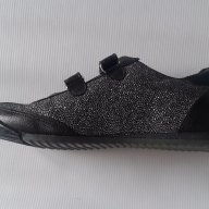 Детски обувки за момиче от еко кожа с лепенки в черно и сребристо, снимка 3 - Детски маратонки - 10185244