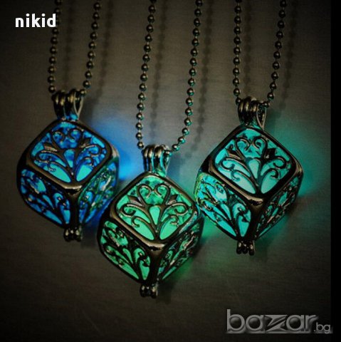 магическо светещо колие медальон квадратче синя светлина, снимка 3 - Колиета, медальони, синджири - 15357212