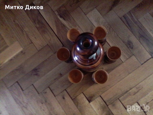 дървена бутилка на статив с 6 чаши -ръчна изработка
