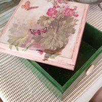 Кутия с декупаж"Пеперуди и цветя", снимка 3 - Декорация за дома - 24040597