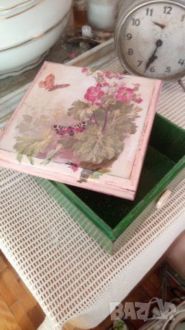 Кутия с декупаж"Пеперуди и цветя", снимка 3 - Декорация за дома - 24040597