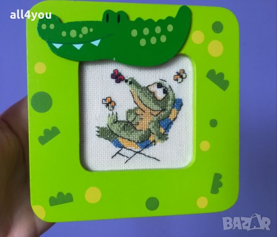 Ръчно изработена бродерия крокодилче с тематична дървена рамка , снимка 2 - Гоблени - 21871953