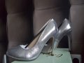 Нови Елегантни искрящи, сребърни обувки на ток - 38 , снимка 1 - Дамски обувки на ток - 24030572