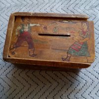 Стара дървена касичка, снимка 1 - Антикварни и старинни предмети - 23518317