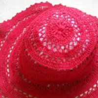дамска шапка с периферия  ръчно плетена памук, снимка 2 - Шапки - 21959339