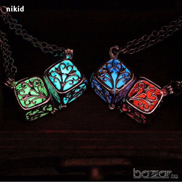 магическо светещо колие медальон квадратче синя светлина, снимка 1