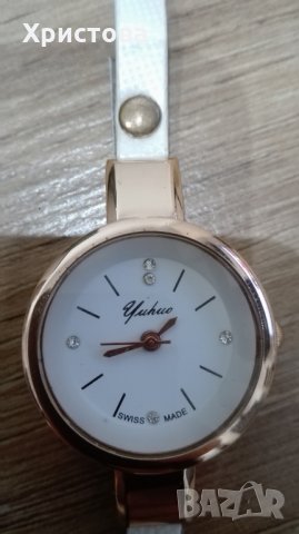 Часовник с камъчета и бяла каишка, усукваща се 2 пъти около китката, снимка 3 - Дамски - 23534331