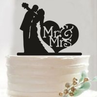Прегърната двойка с букет и надпис Mr &Mrs в сърце топер украса табела за сватбена сватба торта, снимка 1 - Сватбени аксесоари - 18676485