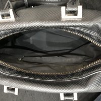Черна кожена чанта с къси дръжки марка Barata & Ramilo с малко външно джобче на дръжката , снимка 3 - Чанти - 23626384