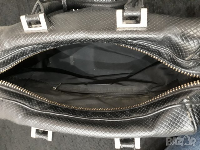 Черна кожена чанта с къси дръжки марка Barata & Ramilo с малко външно джобче на дръжката , снимка 3 - Чанти - 23626384