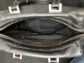 Черна кожена чанта с къси дръжки марка Barata & Ramilo с малко външно джобче на дръжката , снимка 3