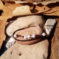 Кожена дамска гривна с бели перли и сребристо мънисто., снимка 1 - Гривни - 23711171
