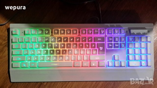 Светеща стандартна комПютърна клавиатура светещи букви
