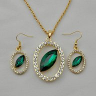 Комплект колие и обеци с emerald и австрийски камъни, снимка 1 - Бижутерийни комплекти - 14210552