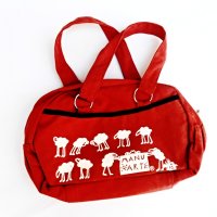 Дамска чанта в червено "Веселите овчици", снимка 2 - Чанти - 21389016
